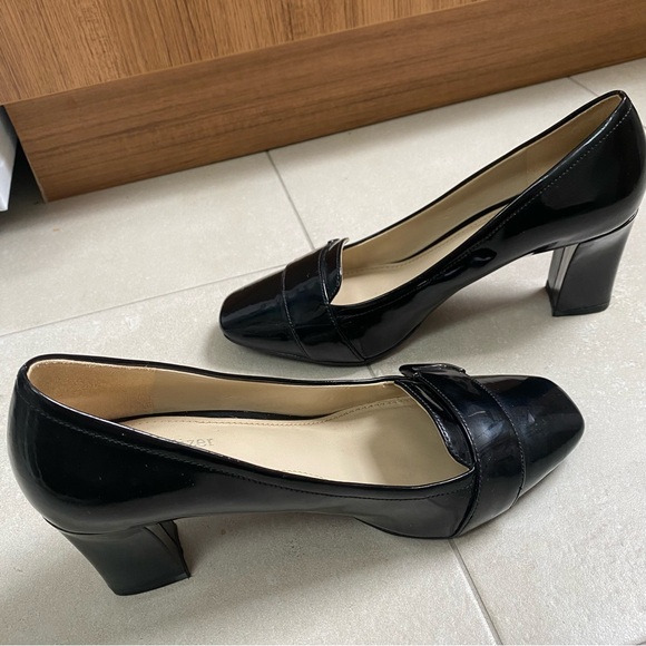 Black Naturalizer Pumps - Picture 7 of 8